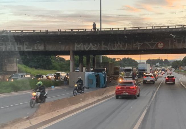 Caminhão tomba e fecha pista do Anel Rodoviário, em BH - Foto: Reprodução/Redes Sociais