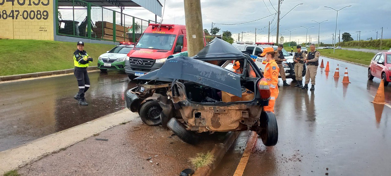 Jovem de 27 anos morre ao bater carro em poste em Araxá - Foto: Divulgação/CBMMG