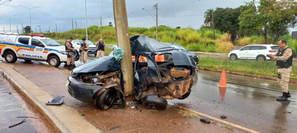 Jovem de 27 anos morre ao bater carro em poste em Araxá - Foto: Divulgação/CBMMG