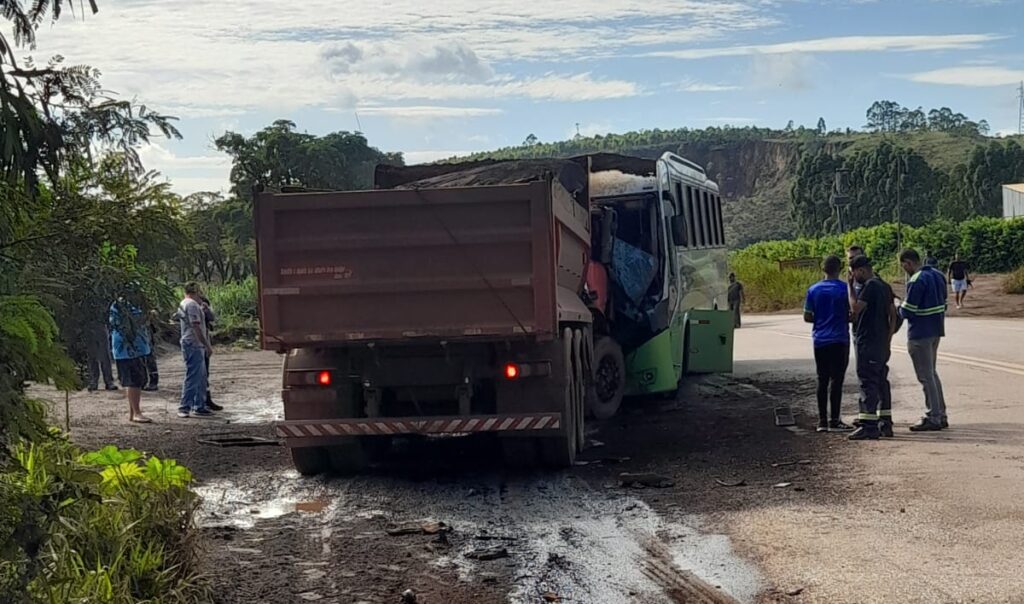 Caminhão bate de frente com ônibus na BR-040, em Congonhas - Foto: Reprodução/Redes Sociais