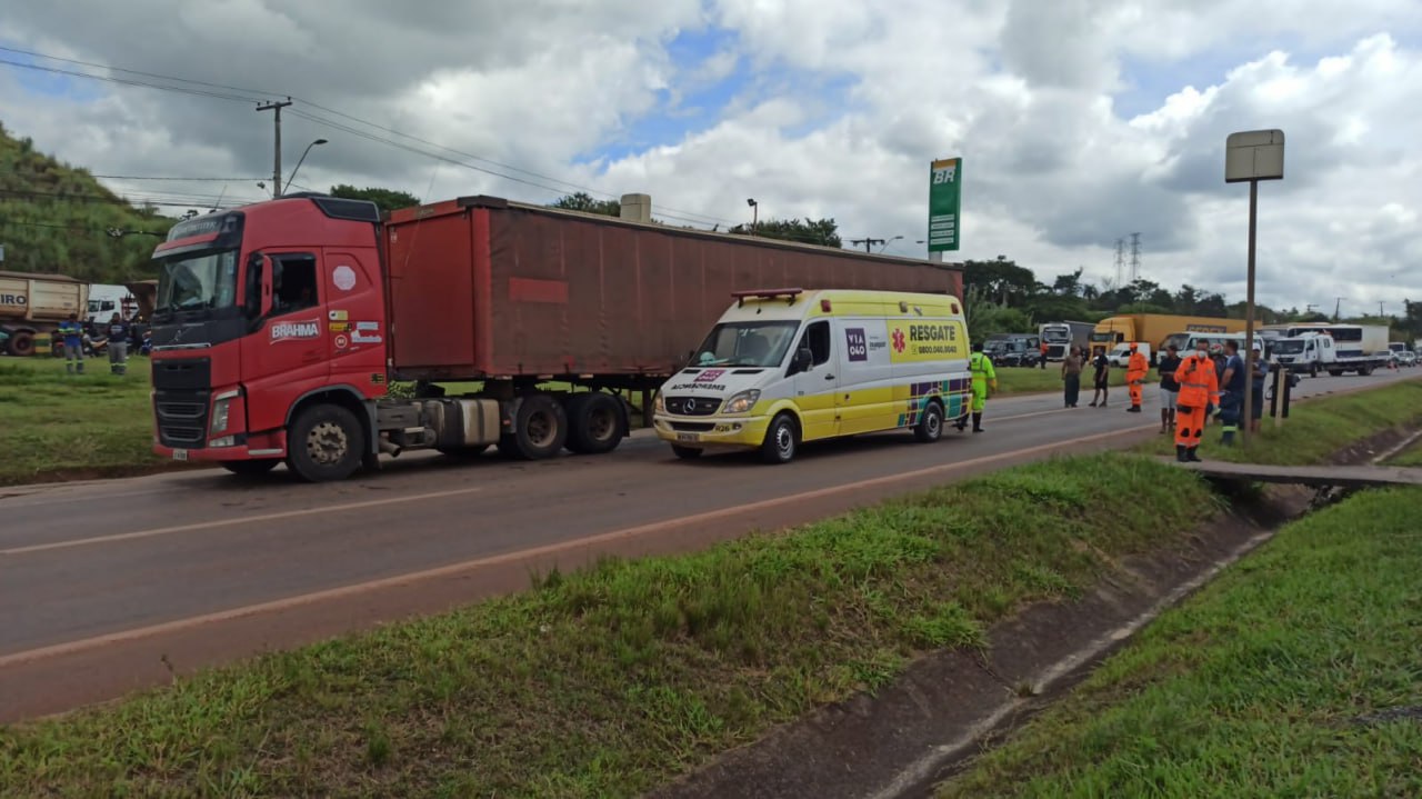 Acidente entre carreta e motocicleta deixa vítimas na BR-040, em Contagem - Foto: Divulgação/CBMMG