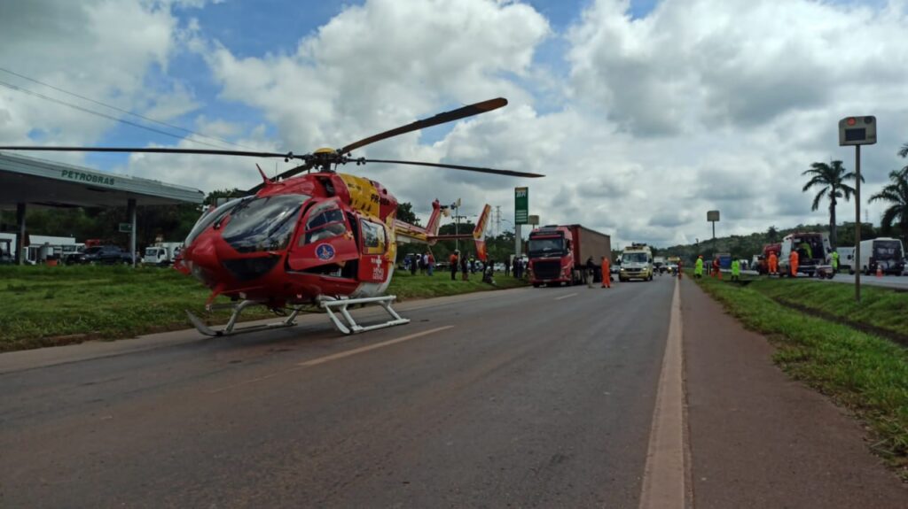 Acidente entre carreta e motocicleta deixa vítimas na BR-040, em Contagem - Foto: Divulgação/CBMMG