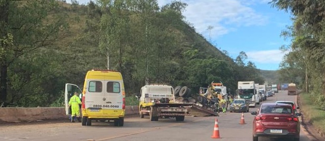 Caminhão com madeiras tomba e interdita rodovia BR-040, em Itabirito - Foto: Divulgação