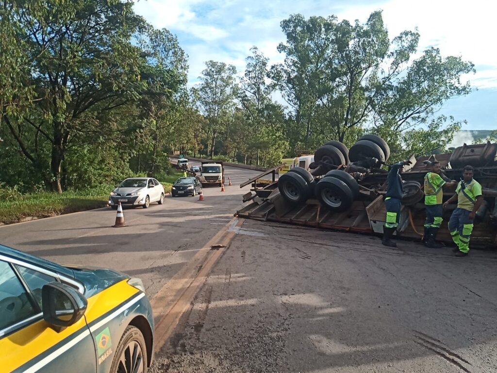 Caminhão com madeiras tomba e interdita rodovia BR-040, em Itabirito - Foto: Divulgação/PRF