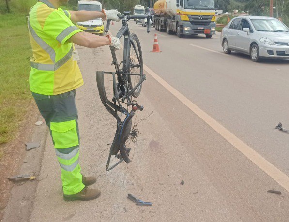 Ciclista morre atropelado por motorista com sinais de embriaguez na BR-040, em Itabirito - Foto: Divulgação/Corpo de Bombeiros