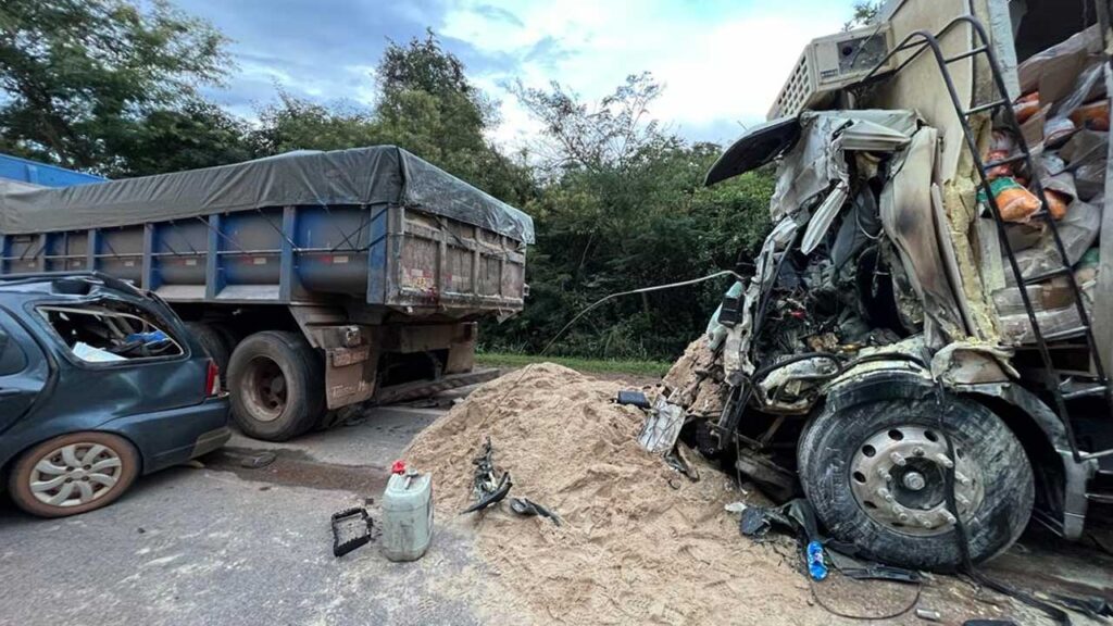 Grave acidente entre cinco veículos deixa um morto na BR-040, em Paracatu - Foto: Divulgação/PRF