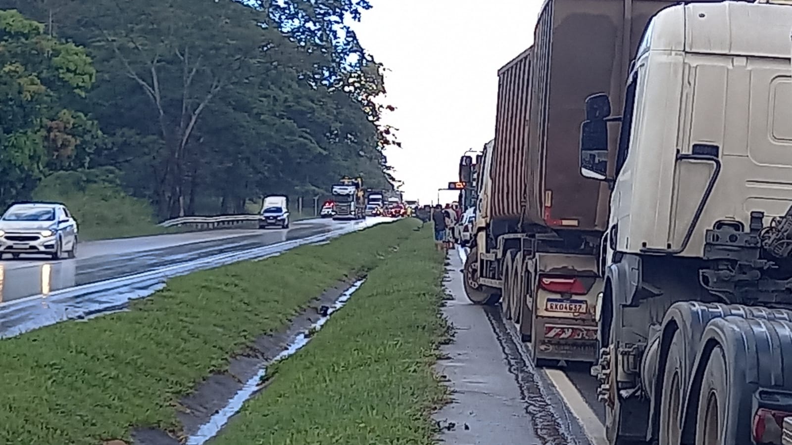 Caminhão com combustível tomba e interdita completamente rodovia BR-040, em Esmeraldas - Foto: Reprodução