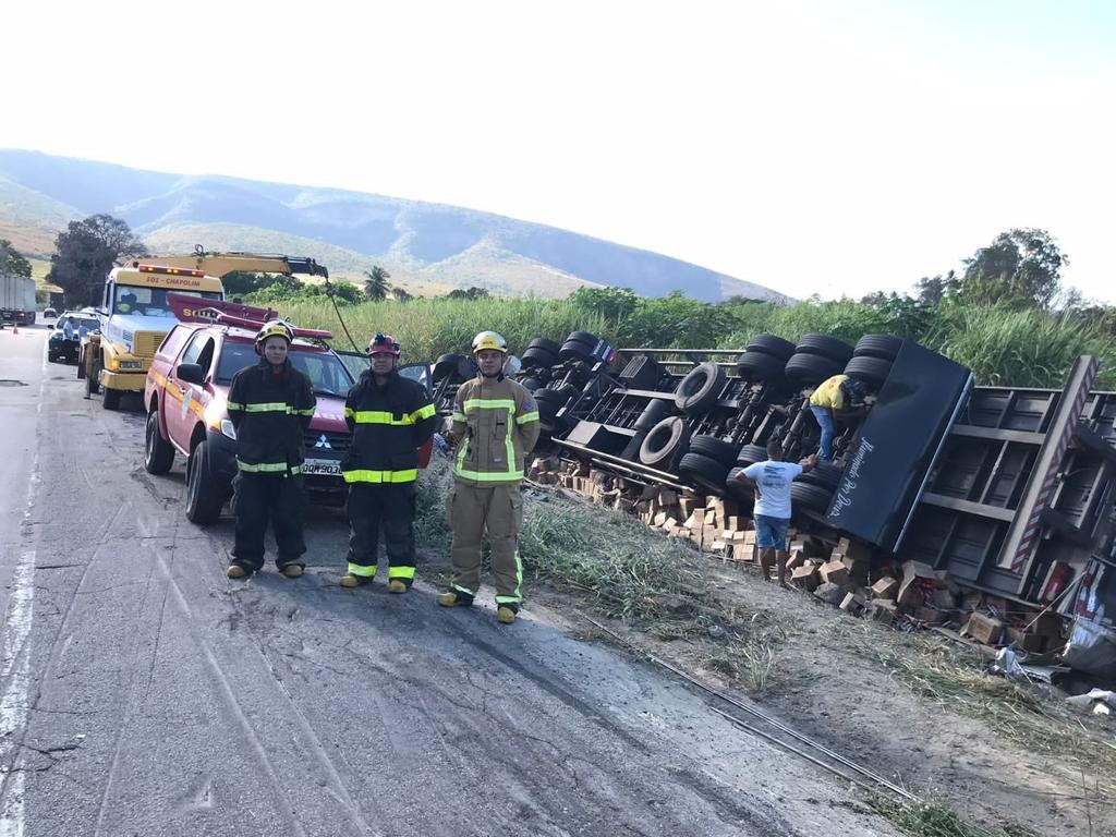 Jovem morre e outro fica ferido após carreta tombar na BR-116, em Itaobim - Foto: Divulgação/CBMMG