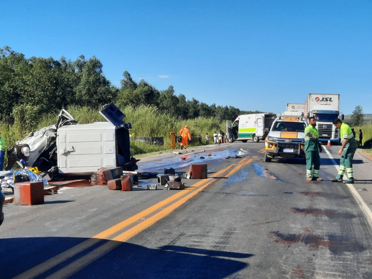 Mãe e filha morrem em acidente entre fiorino e carro na BR-135, em Curvelo - Foto: Divulgação/CBMMG