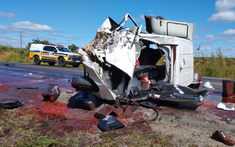 Mãe e filha morrem em acidente entre fiorino e carro na BR-135, em Curvelo - Foto: Divulgação/Polícia Militar