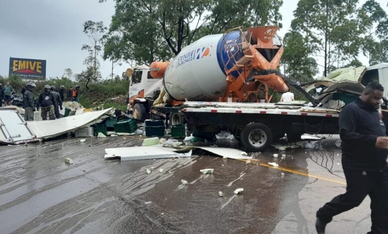 Acidente entre caminhões deixa um morto e dois feridos na BR-356, em Itabirito - Foto: Divulgação/CBMMG