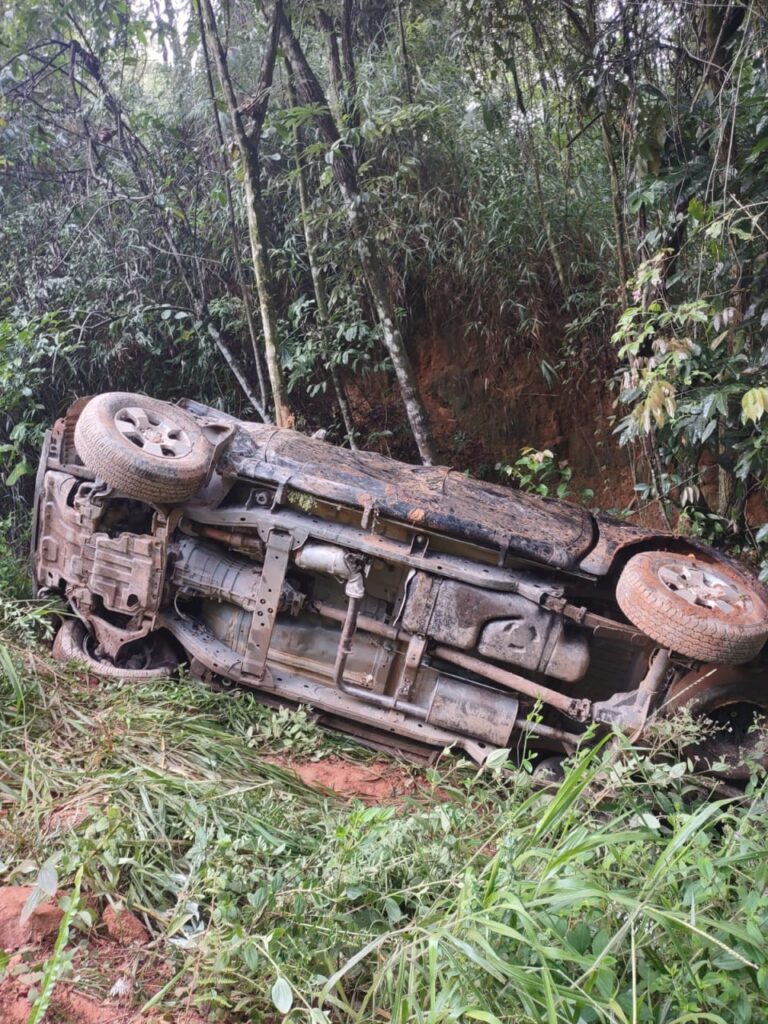 Bebê de 4 meses é arremessado e fica em estado grave após carro capotar na BR-381 - Foto: Divulgação/CBMMG