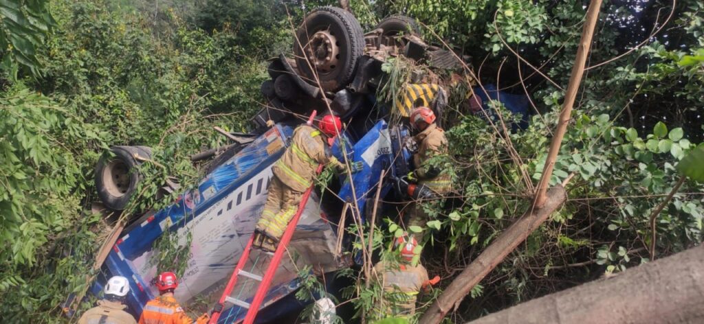 Caminhão de lixo capota, cai em barranco e deixa ferido na BR-381, em Sabará - Foto: Divulgação/CBMMG