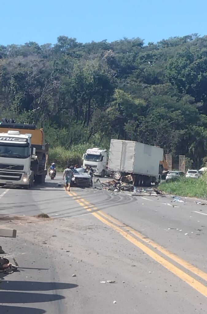 Engavetamento entre três veículos mata uma pessoa na BR-381, em Ravena - Foto: Reprodução/Redes Sociais