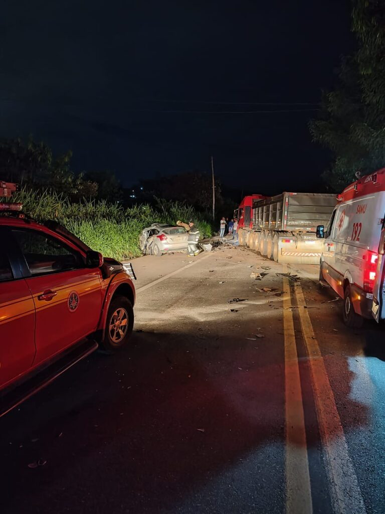 Homem fica gravemente ferido em acidente entre carro e carreta na BR-381, em Sabará - Foto: Divulgação/CBMMG