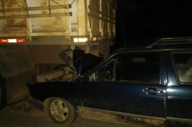 Duas pessoas ficam feridas após carro bater em carreta na BR-494, entre Ritápolis e São Tiago - Foto: Divulgação/CBMMG