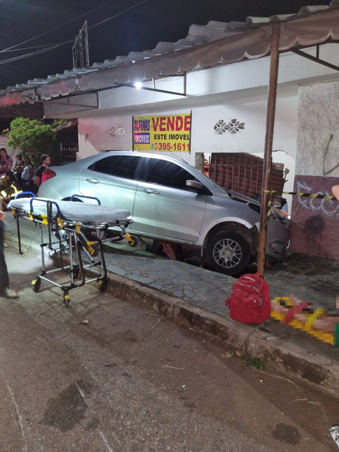 Carro bate em moto e atropela cinco pessoas em Contagem - Foto: Divulgação/CBMMG