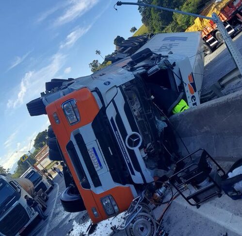 Cabine de carreta fica destruída e motorista sobrevive em acidente na Rodovia Fernão Dias, em Itapeva - Foto: Reprodução/Redes Sociais