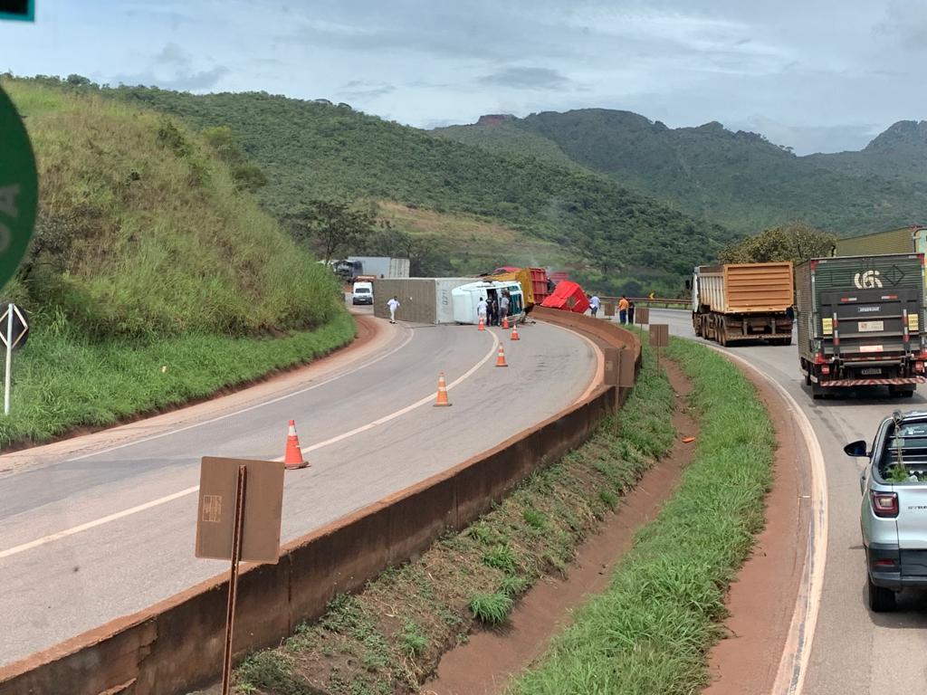 Caminhão e carreta batem e fecham Rodovia Fernão Dias, em Igarapé - Foto: Reprodução/Redes Sociais