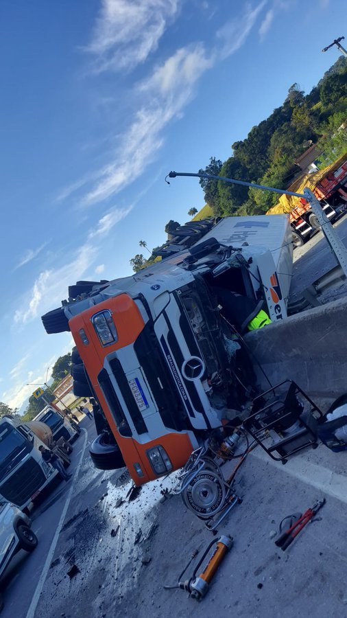 Cabine de carreta fica destruída e motorista sobrevive em acidente na Rodovia Fernão Dias, em Itapeva - Foto: Reprodução/Redes Sociais