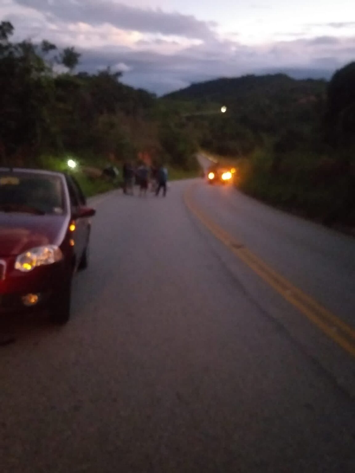Homem morre em acidente entre carros e caminhão na LMG-855, em Jaboticatubas - Foto: Divulgação/CBMMG