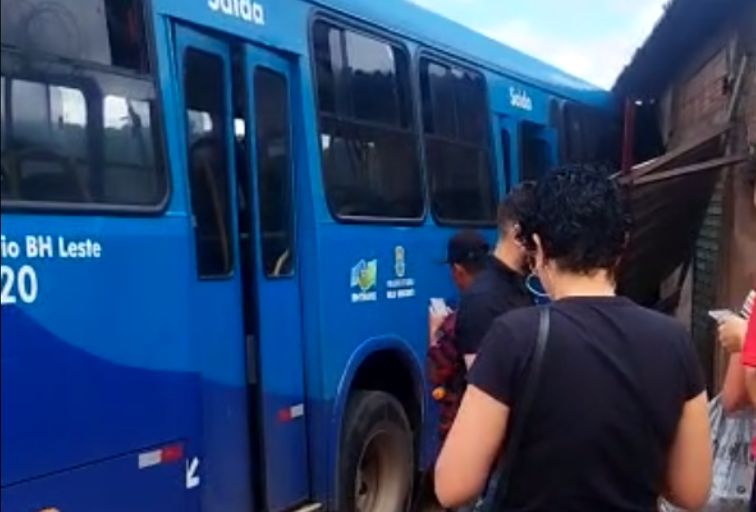 Ônibus perde o controle, bate em casa e deixa ferido no Anel Rodoviário, em BH - Foto: Reprodução