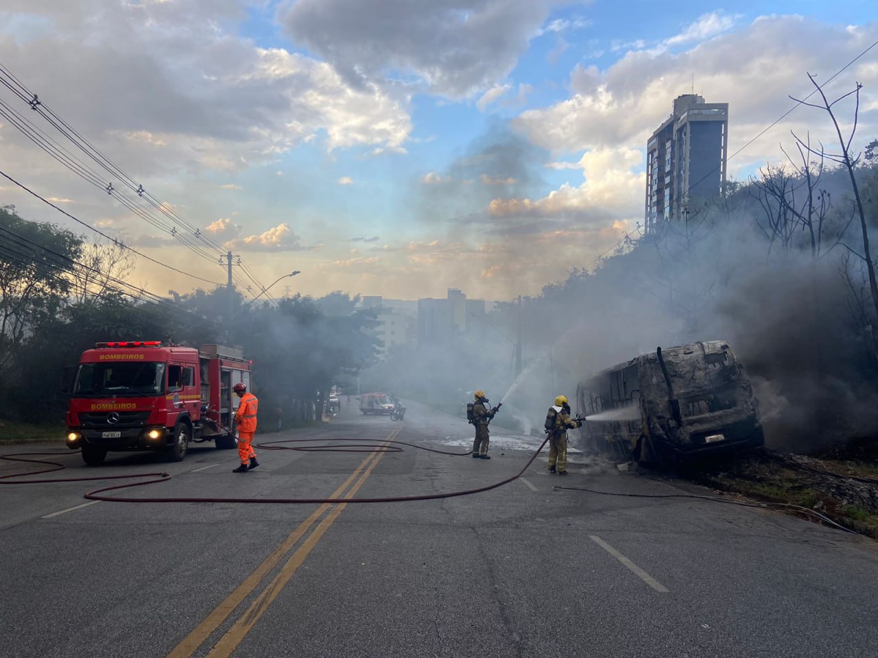 Acidente com micro-ônibus deixa 25 pessoas feridas no Sion, em BH - Foto: Divulgação/CBMMG