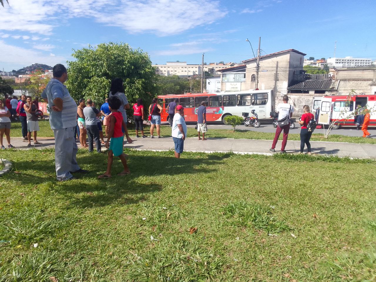 Mulher tem perna amputada após cair de ônibus em Santa Luzia - Foto: Divulgação/Rogério Magno