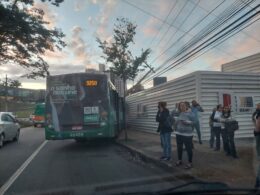 Ônibus perde freio e bate em poste na Avenida Raja Gabáglia, em BH - Foto: Redes Sociais