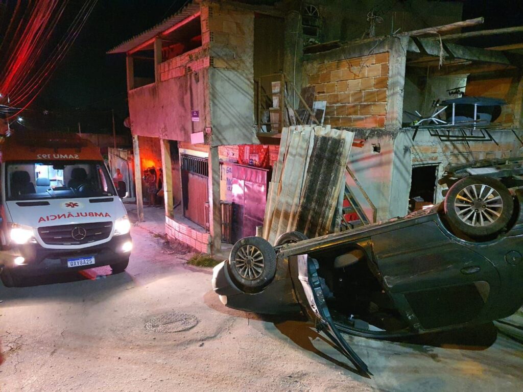 Três pessoas ficam feridas após carro capotar em Santa Luzia - Foto: Divulgação/CBMMG