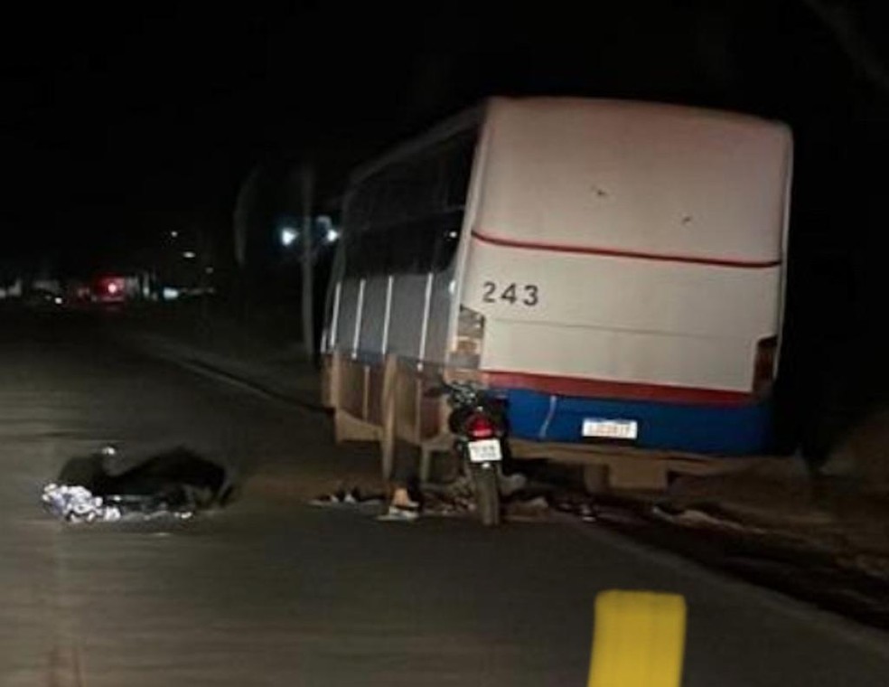 Motociclista morre após bater em ônibus parado na MG-235, em São Gotardo - Foto: Divulgação/PMMG