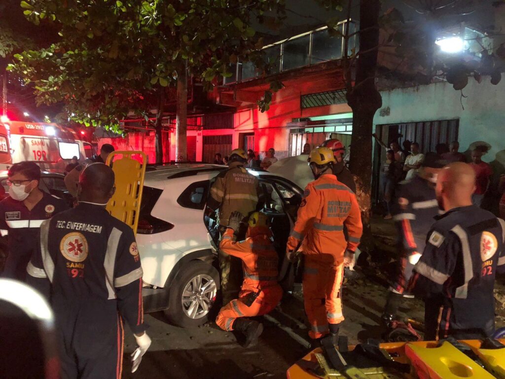 Três jovens ficam feridas após acidente de carro na Avenida Tereza Cristina, em BH - Foto: Divulgação/CBMMG