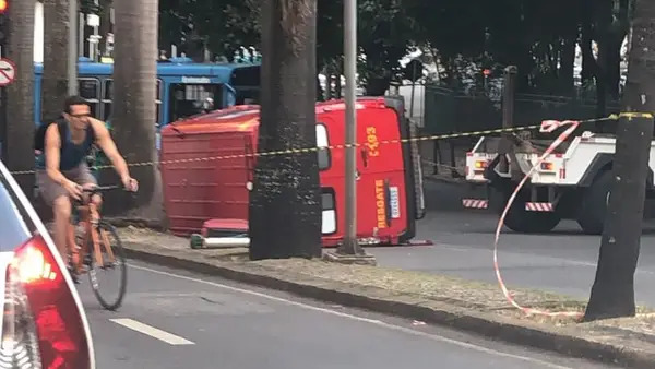 Viatura dos Bombeiros tomba com paciente em acidente no Centro de BH - Foto: Reprodução/Redes Sociais