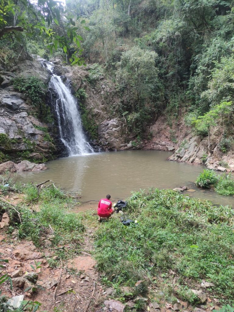 Jovem de 20 anos morre afogado na cachoeira Pedra Grande em Pará de Minas - Foto: Divulgação/CBMMG