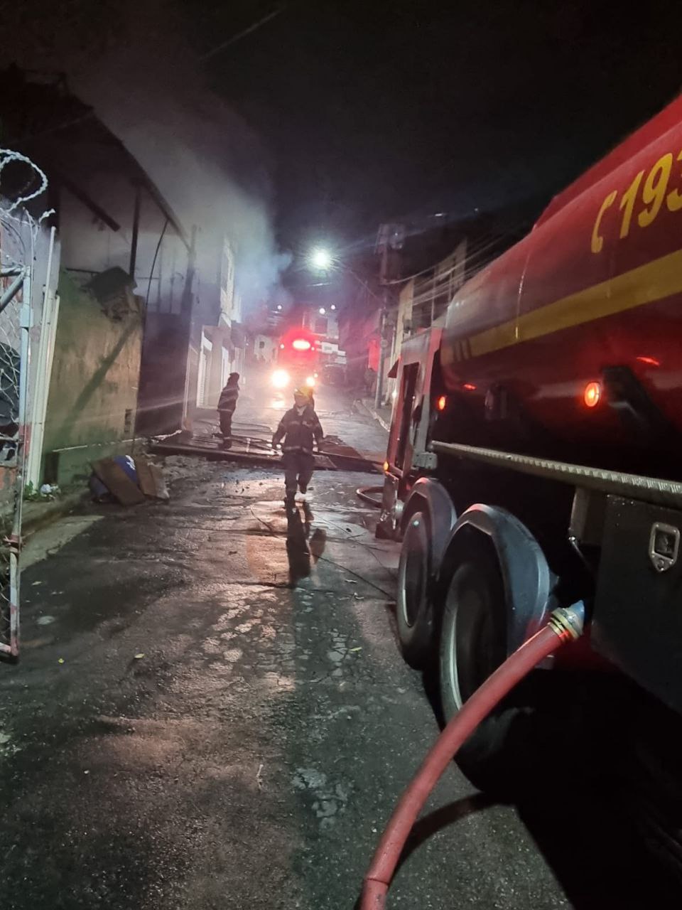 Galpão de recicláveis pega fogo no bairro Industrial, em Contagem - Foto: Divulgação/CBMMG