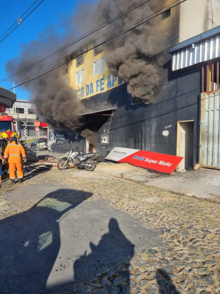 Incêndio atinge loja de peças de moto no bairro Nova União, em Ribeirão das Neves - Foto: Divulgação/CBMMG
