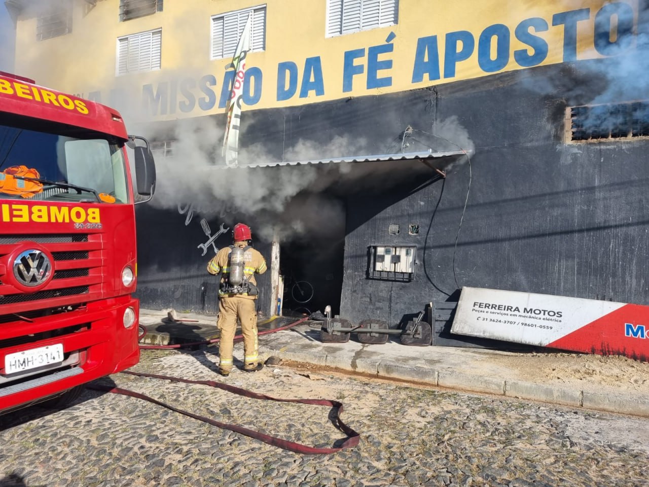 Incêndio atinge loja de peças de moto no bairro Nova União, em Ribeirão das Neves - Foto: Divulgação/CBMMG