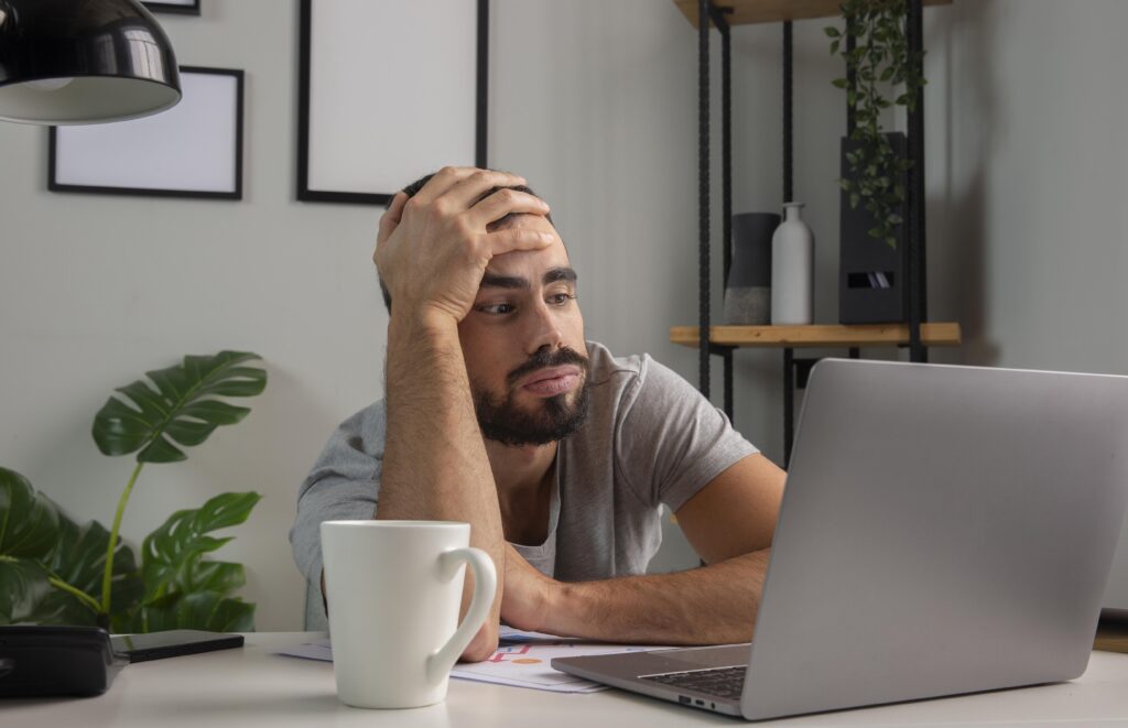 homem-se-sentindo-entediado-enquanto-trabalha-em-casa