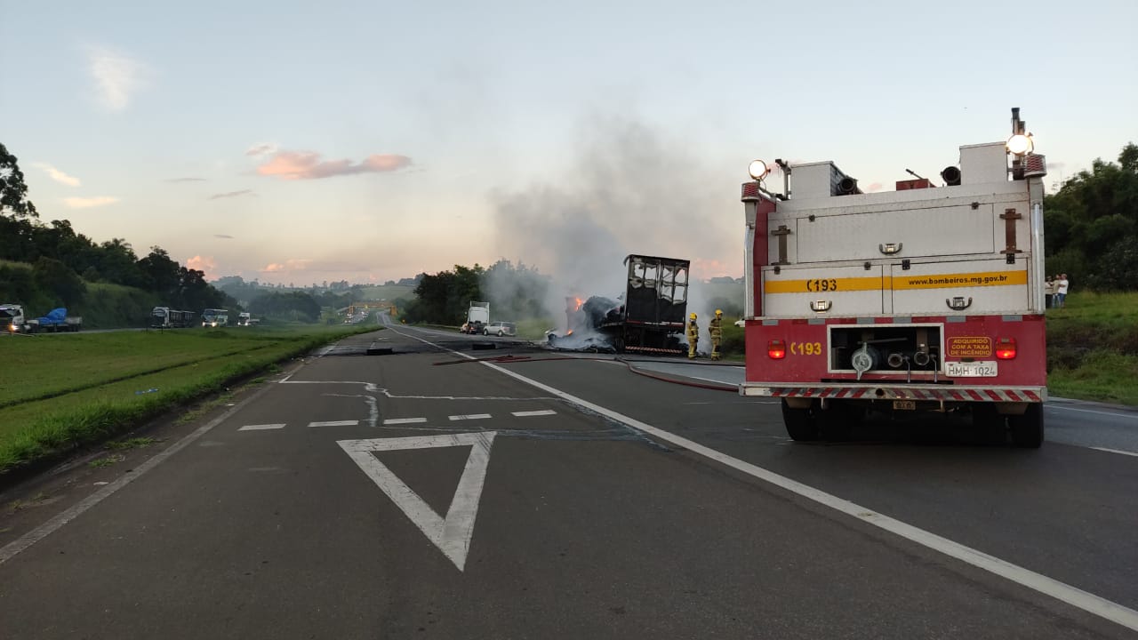 Carreta pega fogo e interdita totalmente Rodovia Fernão Dias, em Estiva - Foto: Reprodução/Redes Sociais