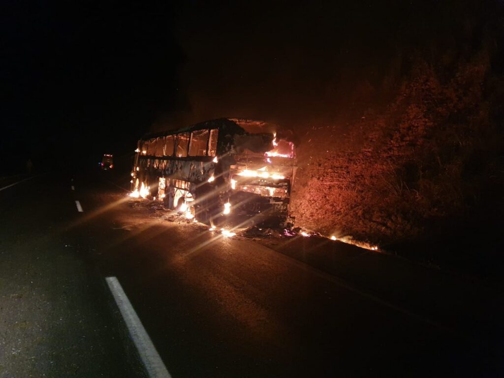 Ônibus de viagem pega fogo e fica destruído na BR-040, entre Caetanópolis e Sete Lagoas - Foto: Divulgação/Corpo de Bombeiros