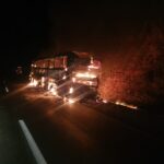 Ônibus de viagem pega fogo e fica destruído na BR-040, entre Caetanópolis e Sete Lagoas - Foto: Divulgação/Corpo de Bombeiros