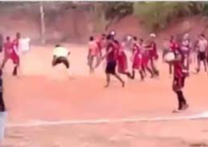 Jogador de futebol é esfaqueado por árbitro durante partida em Montes Claros - Foto: Reprodução
