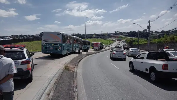 Motociclista morre atropelado por ônibus do Move na Avenida Antônio Carlos, em BH - Foto: Reprodução/Redes Socias
