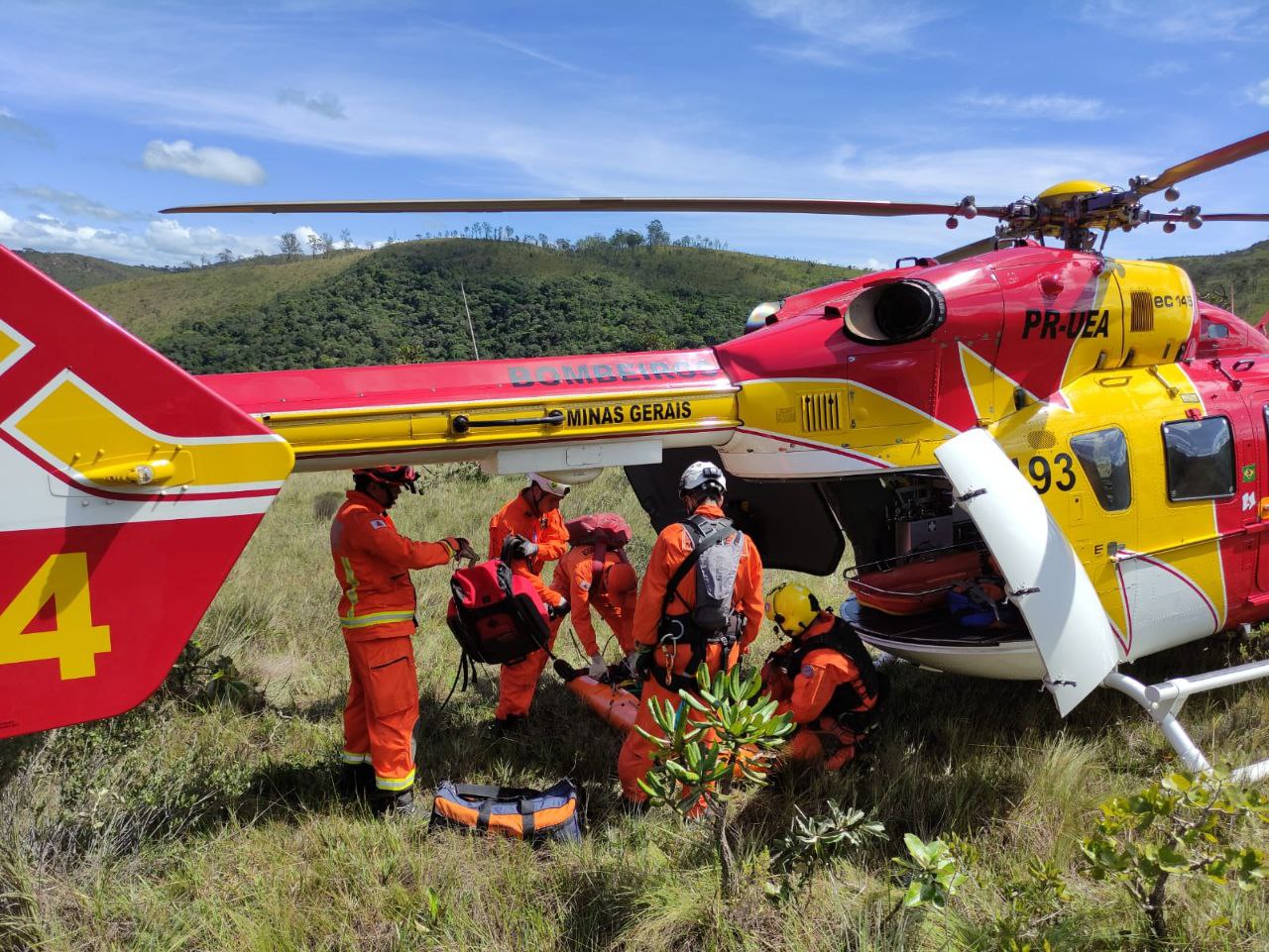 Mulher fica ferida após cair de 10 metros em cachoeira das Borboletas em Itabirito - Foto: Divulgação/CBMMG