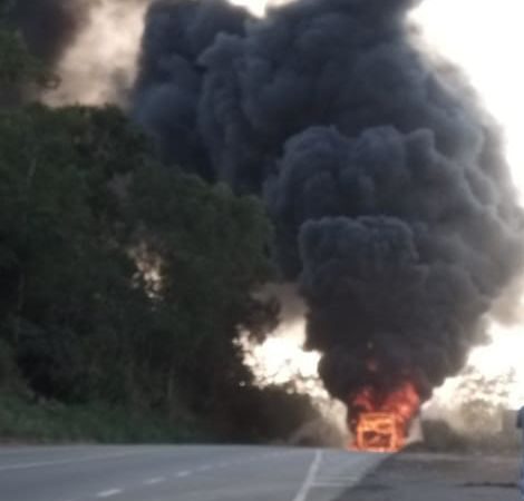 Ônibus pega fogo e interdita rodovia BR-381, em Ravena - Foto: Reprodução/Redes Sociais