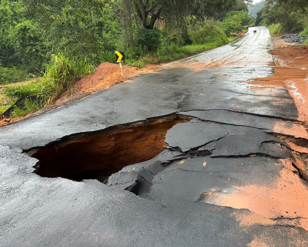 Fortes chuva abrem cratera e interdita a BR-259, em Governador Valadares; veja os desvios - Foto: Reprodução/Redes Sociais