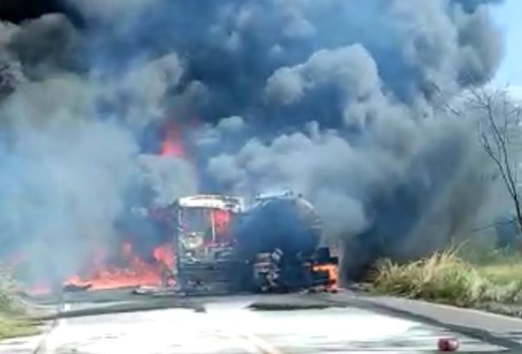 Acidente com explosão de carreta deixa feridos e interdita trecho da BR-365, entre Patrocínio e Iraí de Minas - Foto: Reprodução