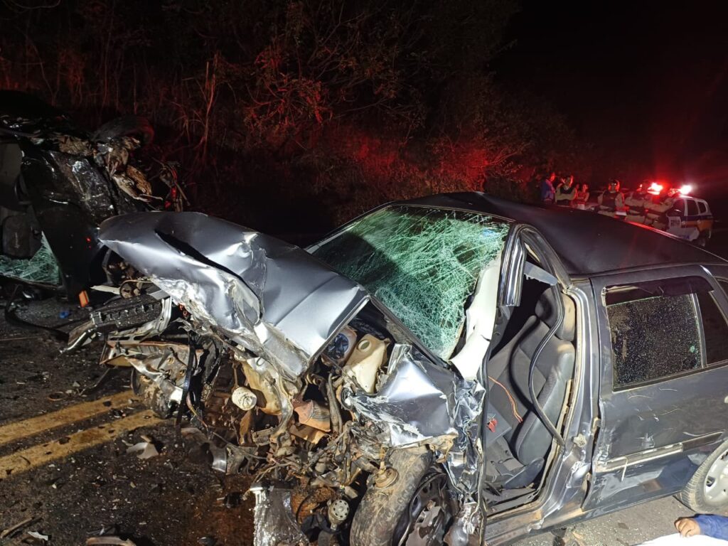 Duas pessoas morrem em acidente entre carros na rodovia MG-308, em Montes Claros - Foto: Divulgação/Corpo de Bombeiros