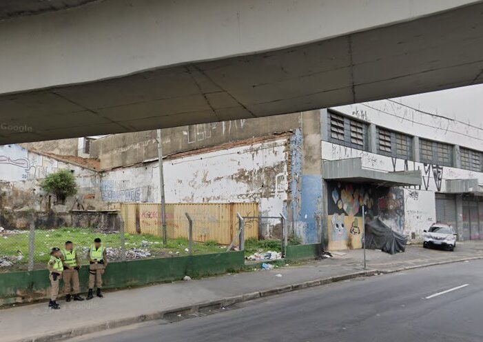 Corpo carbonizado é encontrado dentro de contêiner no bairro Lagoinha, em BH - Foto: Reprodução/Google Street View