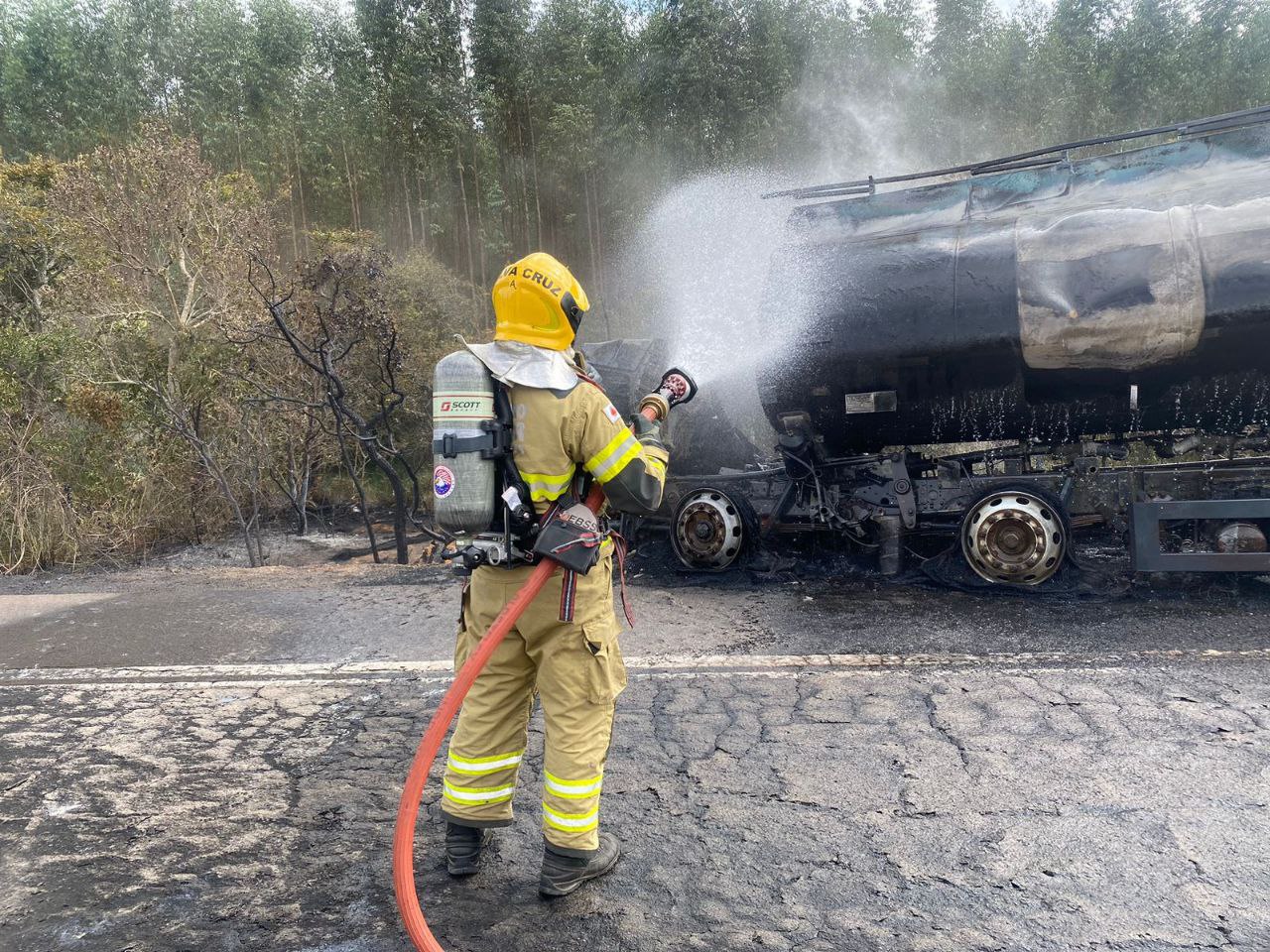 Motorista morre carbonizado após acidente com caminhão de combustível na BR-251, em Curral de Dentro - Foto: Divulgação/Corpo de Bombeiros